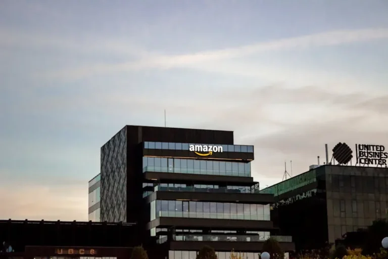 Amazon stock Forecast: Key Factors Moving the Market