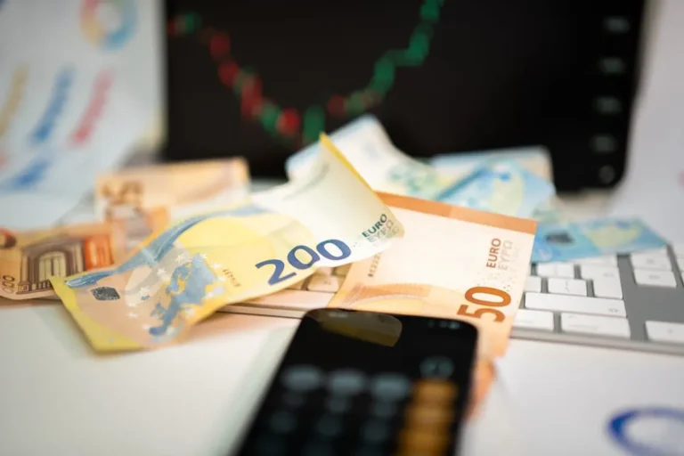 How Debt-To-Equity Ratio Affects Apple Stock Analysis